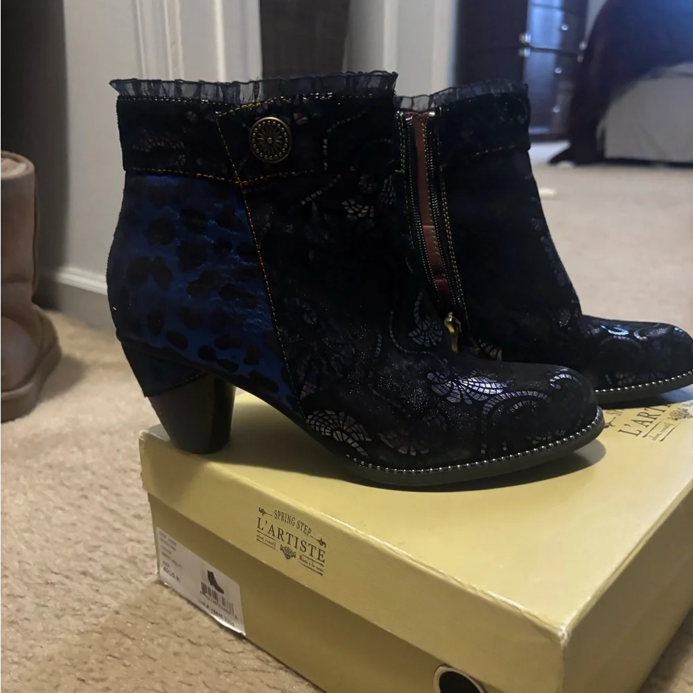 L'ATISTE Elegant Black and Blue Heeled Boots - Picture 2 of 4